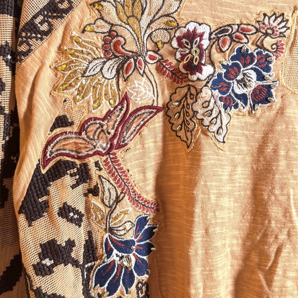 FREE PEOPLE TAN EMBROIDERED LONG SLEEVED BOHO T-SHIRT SZ M - Picture 2 of 5
